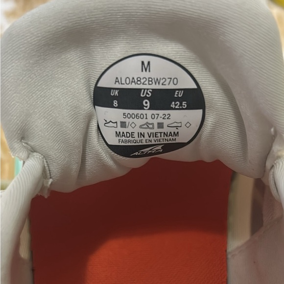 Altra zero drop running shoe - Picture 2 of 4